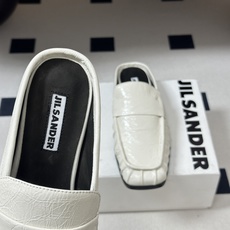 26ss 春夏新款JIL SANDER 吉尔桑达 方头褶皱穆勒鞋平底包头半拖鞋典型的穆勒鞋鞋型,属于一脚 26ss 春夏新款JIL SANDER 吉尔桑达 方头褶皱穆勒鞋平底包头半拖鞋典型的穆勒鞋鞋型,属于一脚
