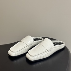 26ss 春夏新款JIL SANDER 吉尔桑达 方头褶皱穆勒鞋平底包头半拖鞋典型的穆勒鞋鞋型,属于一脚 26ss 春夏新款JIL SANDER 吉尔桑达 方头褶皱穆勒鞋平底包头半拖鞋典型的穆勒鞋鞋型,属于一脚