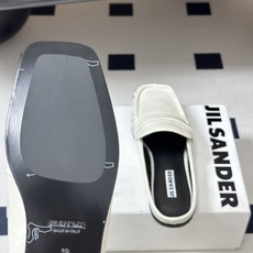 26ss 春夏新款JIL SANDER 吉尔桑达 方头褶皱穆勒鞋平底包头半拖鞋典型的穆勒鞋鞋型,属于一脚 26ss 春夏新款JIL SANDER 吉尔桑达 方头褶皱穆勒鞋平底包头半拖鞋典型的穆勒鞋鞋型,属于一脚