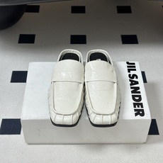 26ss 春夏新款JIL SANDER 吉尔桑达 方头褶皱穆勒鞋平底包头半拖鞋典型的穆勒鞋鞋型,属于一脚 26ss 春夏新款JIL SANDER 吉尔桑达 方头褶皱穆勒鞋平底包头半拖鞋典型的穆勒鞋鞋型,属于一脚