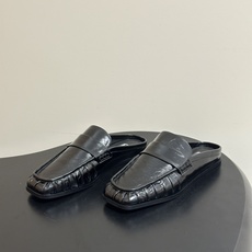 26ss 春夏新款JIL SANDER 吉尔桑达 方头褶皱穆勒鞋平底包头半拖鞋典型的穆勒鞋鞋型,属于一脚 26ss 春夏新款JIL SANDER 吉尔桑达 方头褶皱穆勒鞋平底包头半拖鞋典型的穆勒鞋鞋型,属于一脚
