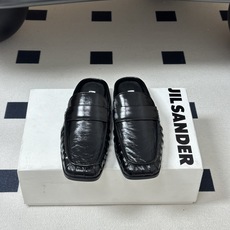 26ss 春夏新款JIL SANDER 吉尔桑达 方头褶皱穆勒鞋平底包头半拖鞋典型的穆勒鞋鞋型,属于一脚 26ss 春夏新款JIL SANDER 吉尔桑达 方头褶皱穆勒鞋平底包头半拖鞋典型的穆勒鞋鞋型,属于一脚