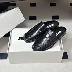 26ss 春夏新款JIL SANDER 吉尔桑达 方头褶皱穆勒鞋平底包头半拖鞋典型的穆勒鞋鞋型,属于一脚 26ss 春夏新款JIL SANDER 吉尔桑达 方头褶皱穆勒鞋平底包头半拖鞋典型的穆勒鞋鞋型,属于一脚