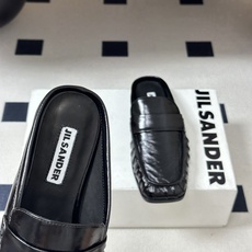 26ss 春夏新款JIL SANDER 吉尔桑达 方头褶皱穆勒鞋平底包头半拖鞋典型的穆勒鞋鞋型,属于一脚 26ss 春夏新款JIL SANDER 吉尔桑达 方头褶皱穆勒鞋平底包头半拖鞋典型的穆勒鞋鞋型,属于一脚