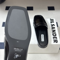 26ss 春夏新款JIL SANDER 吉尔桑达 方头褶皱穆勒鞋平底包头半拖鞋典型的穆勒鞋鞋型,属于一脚 26ss 春夏新款JIL SANDER 吉尔桑达 方头褶皱穆勒鞋平底包头半拖鞋典型的穆勒鞋鞋型,属于一脚