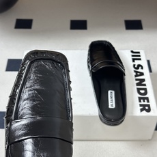26ss 春夏新款JIL SANDER 吉尔桑达 方头褶皱穆勒鞋平底包头半拖鞋典型的穆勒鞋鞋型,属于一脚 26ss 春夏新款JIL SANDER 吉尔桑达 方头褶皱穆勒鞋平底包头半拖鞋典型的穆勒鞋鞋型,属于一脚