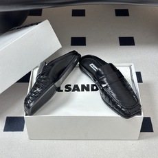 26ss 春夏新款JIL SANDER 吉尔桑达 方头褶皱穆勒鞋平底包头半拖鞋典型的穆勒鞋鞋型,属于一脚 26ss 春夏新款JIL SANDER 吉尔桑达 方头褶皱穆勒鞋平底包头半拖鞋典型的穆勒鞋鞋型,属于一脚