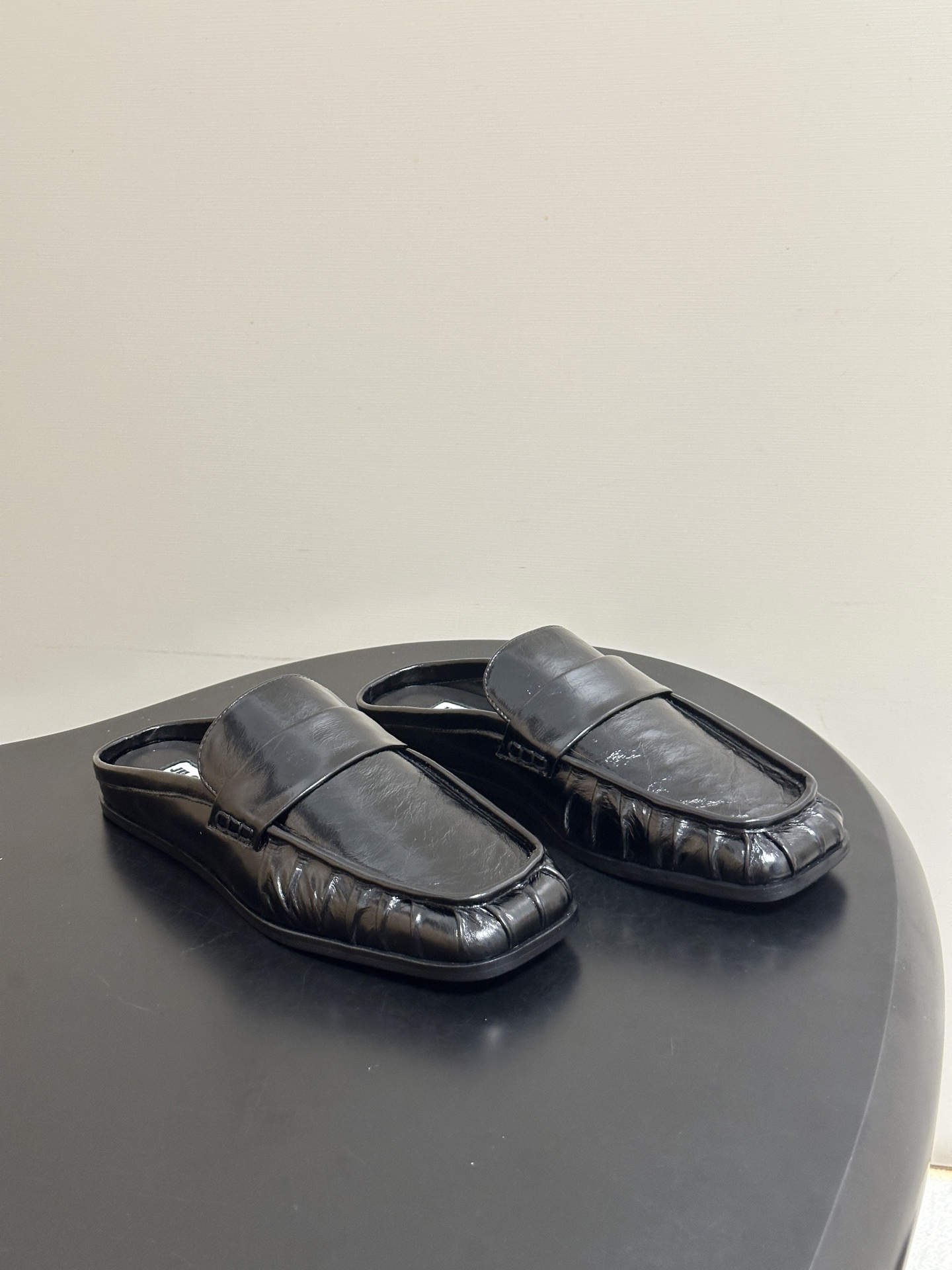 26ss 春夏新款JIL SANDER 吉尔桑达 方头褶皱穆勒鞋平底包头半拖鞋典型的穆勒鞋鞋型，属于一脚