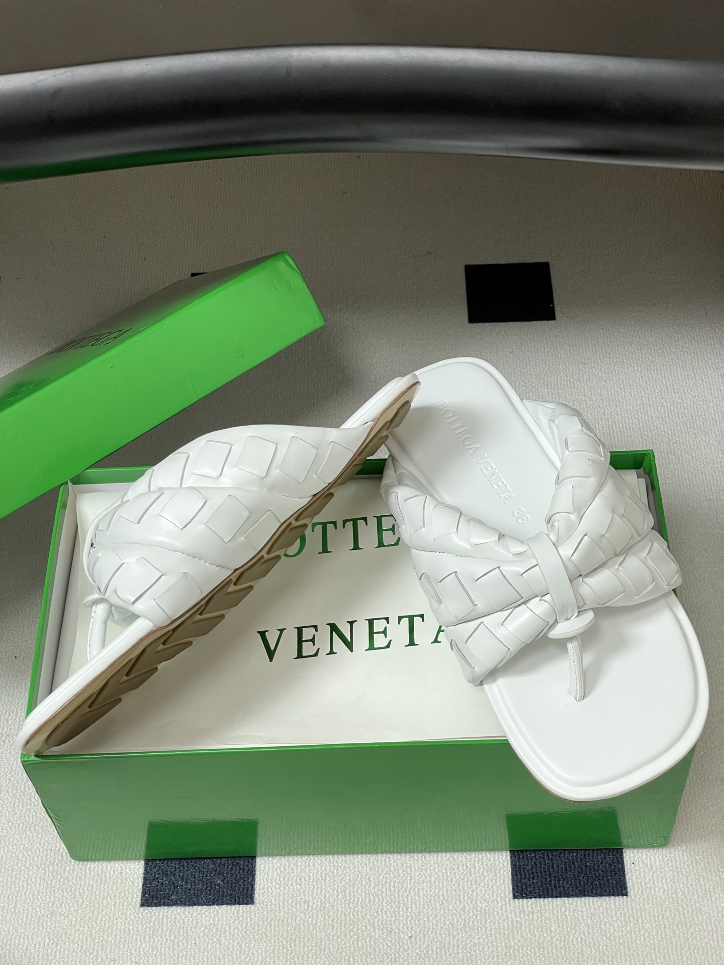 顶级品质BOTTEGA VENETA 葆蝶家 2026夏季新款 BV Salsa 人字拖鞋经典编织鞋面夹