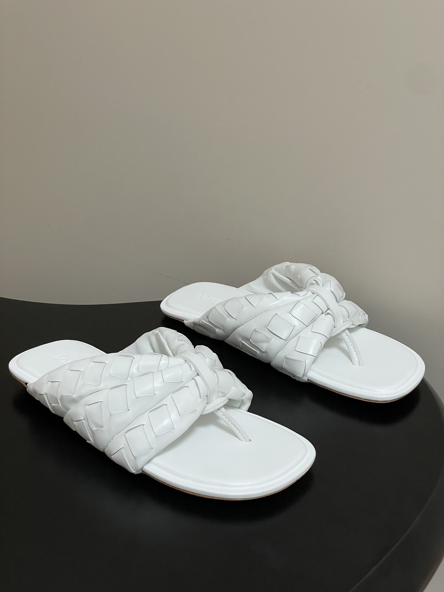 顶级品质BOTTEGA VENETA 葆蝶家 2026夏季新款 BV Salsa 人字拖鞋经典编织鞋面夹