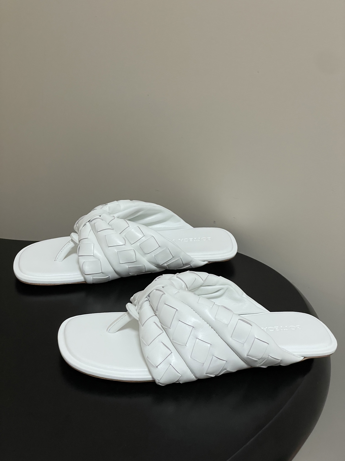 顶级品质BOTTEGA VENETA 葆蝶家 2026夏季新款 BV Salsa 人字拖鞋经典编织鞋面夹