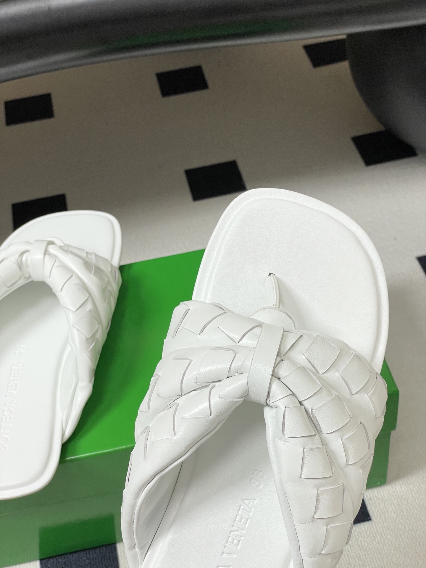 顶级品质BOTTEGA VENETA 葆蝶家 2026夏季新款 BV Salsa 人字拖鞋经典编织鞋面夹