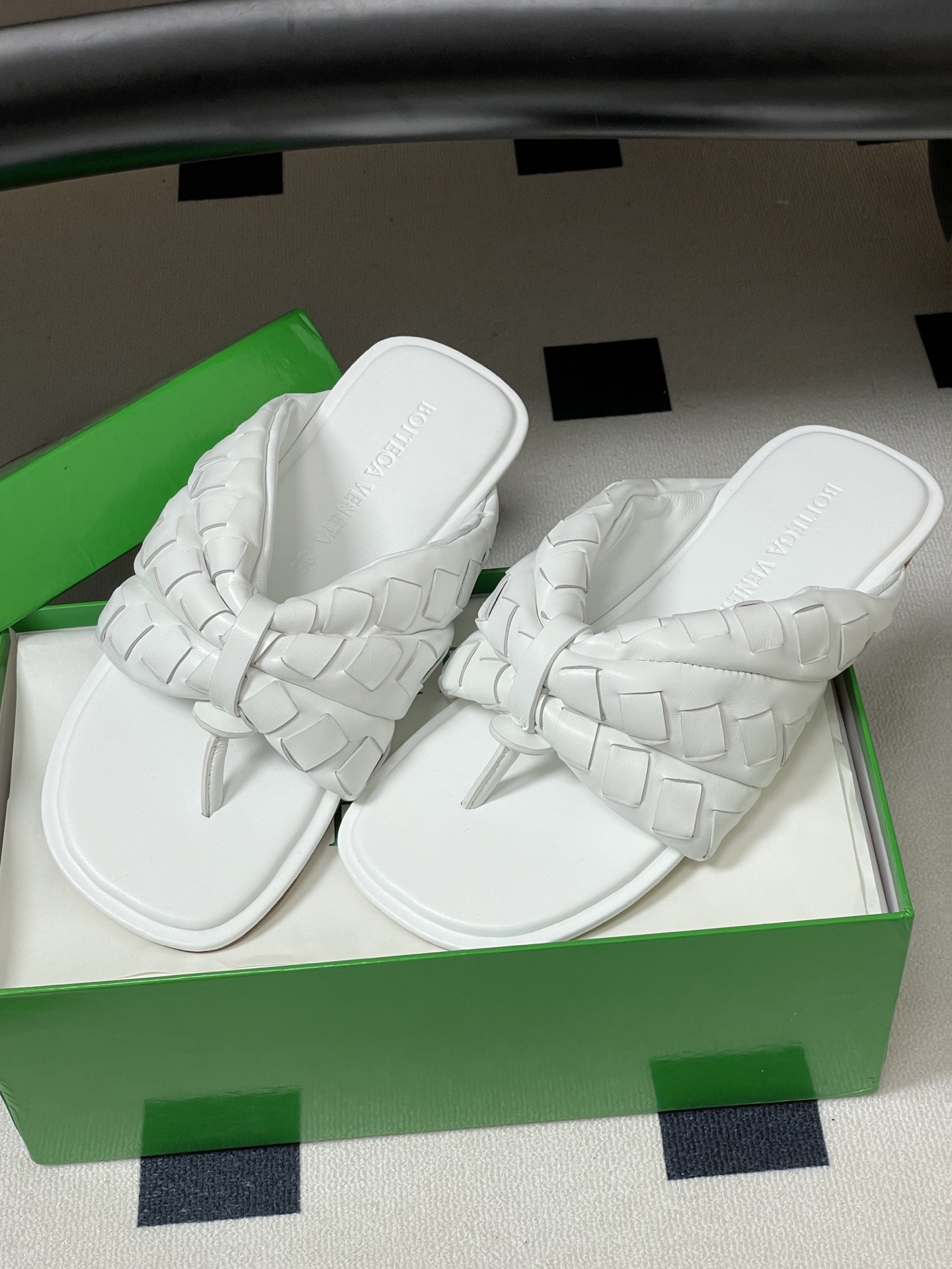 顶级品质BOTTEGA VENETA 葆蝶家 2026夏季新款 BV Salsa 人字拖鞋经典编织鞋面夹