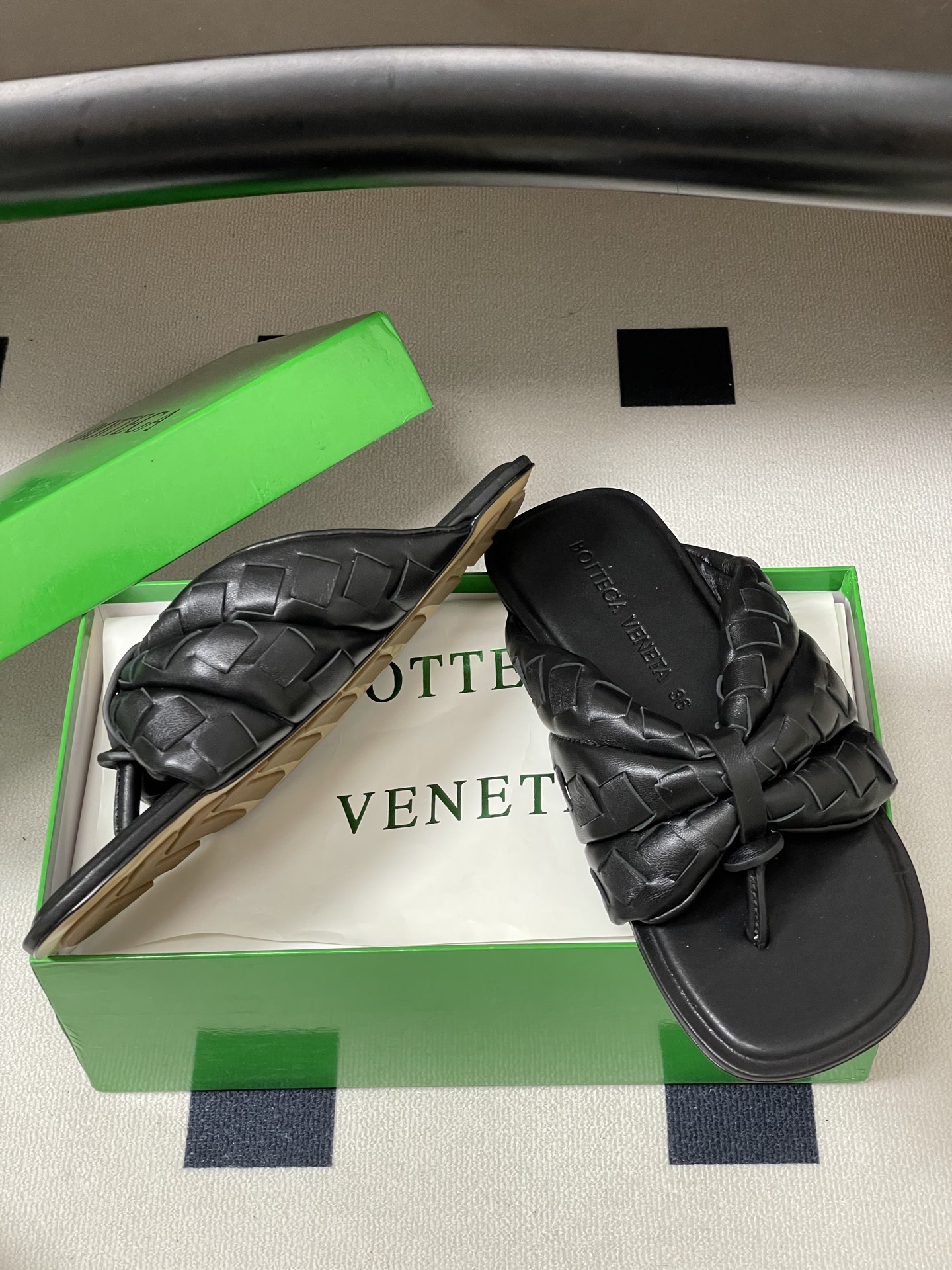 顶级品质BOTTEGA VENETA 葆蝶家 2026夏季新款 BV Salsa 人字拖鞋经典编织鞋面夹