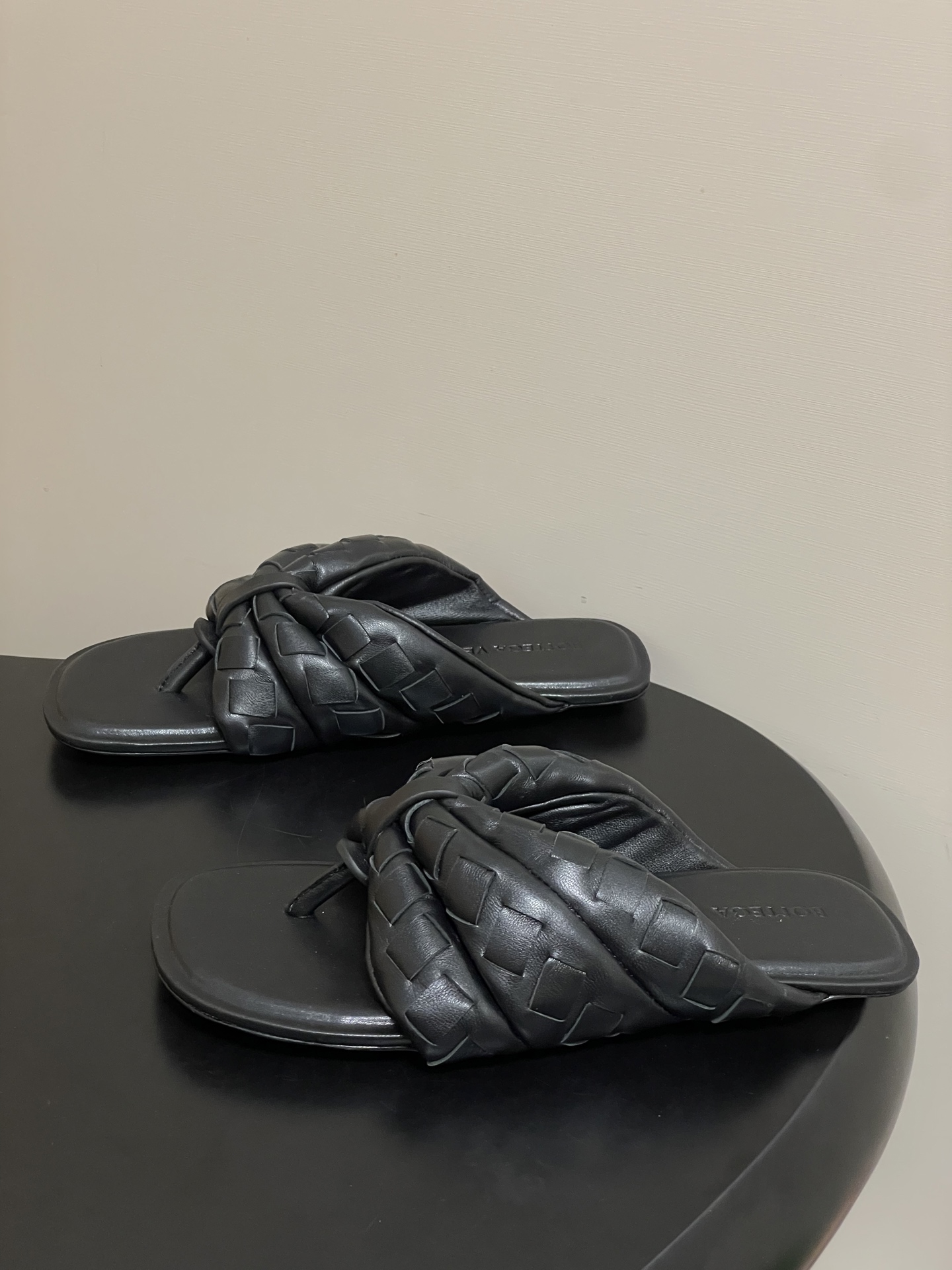 顶级品质BOTTEGA VENETA 葆蝶家 2026夏季新款 BV Salsa 人字拖鞋经典编织鞋面夹