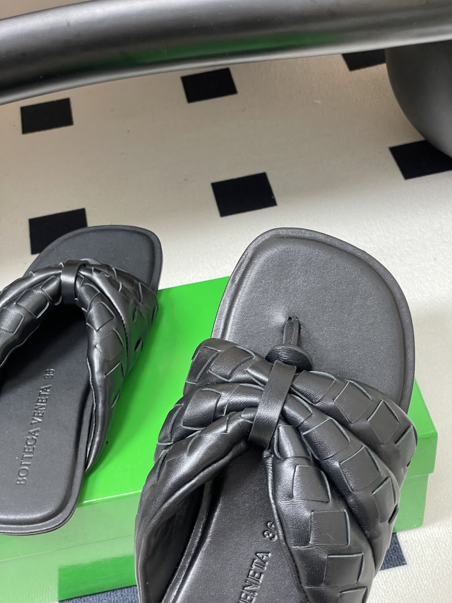 顶级品质BOTTEGA VENETA 葆蝶家 2026夏季新款 BV Salsa 人字拖鞋经典编织鞋面夹