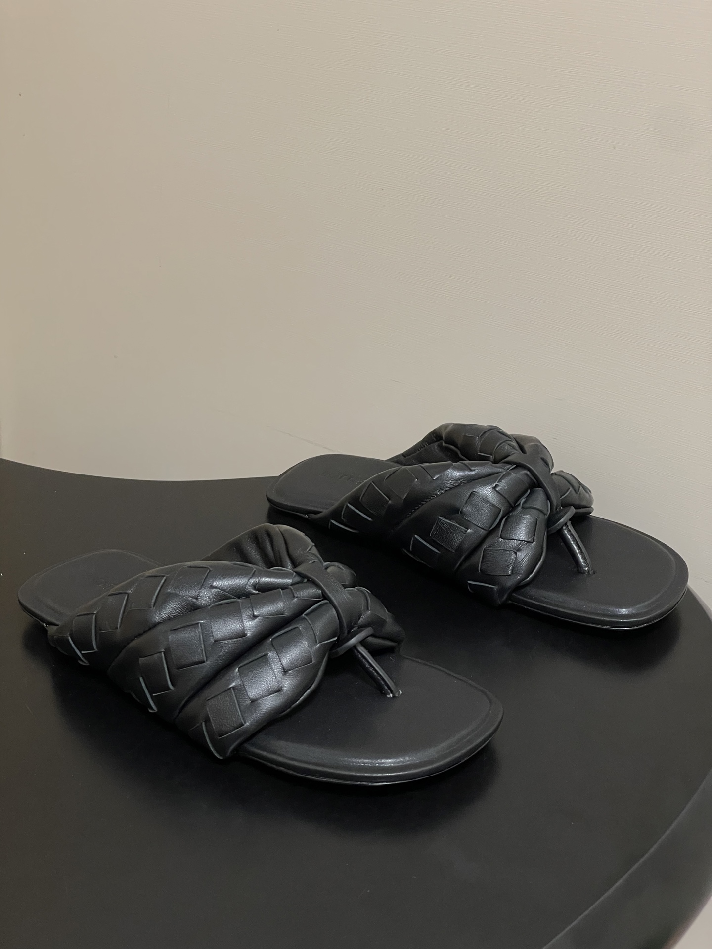 顶级品质BOTTEGA VENETA 葆蝶家 2026夏季新款 BV Salsa 人字拖鞋经典编织鞋面夹