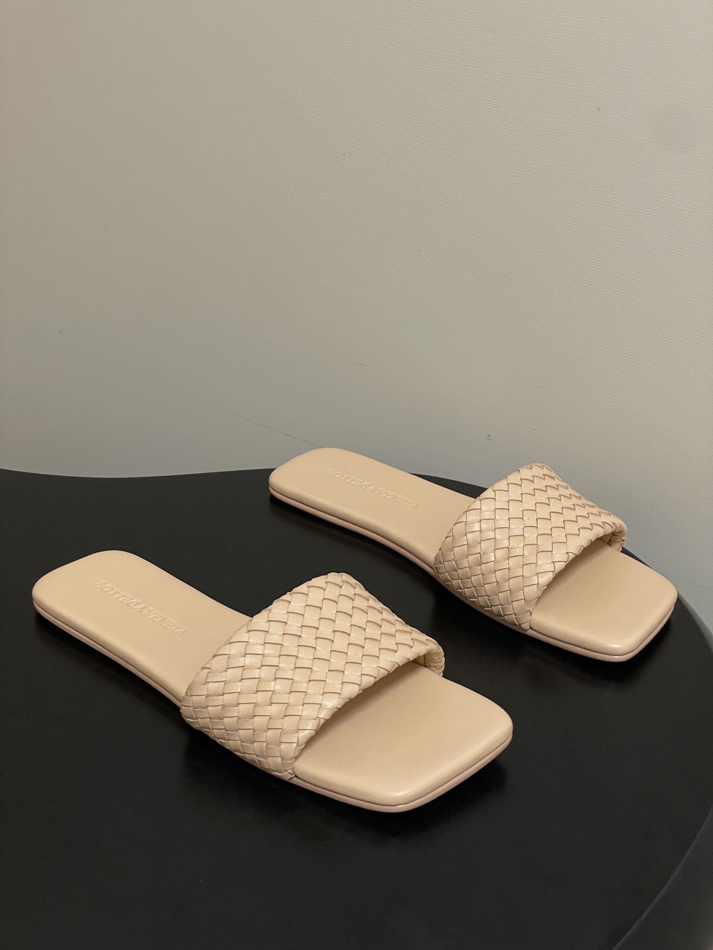 顶级品质BOTTEGA VENETA 葆蝶家 2026夏季新款 BV Palazzo拖鞋经典编织鞋面一字