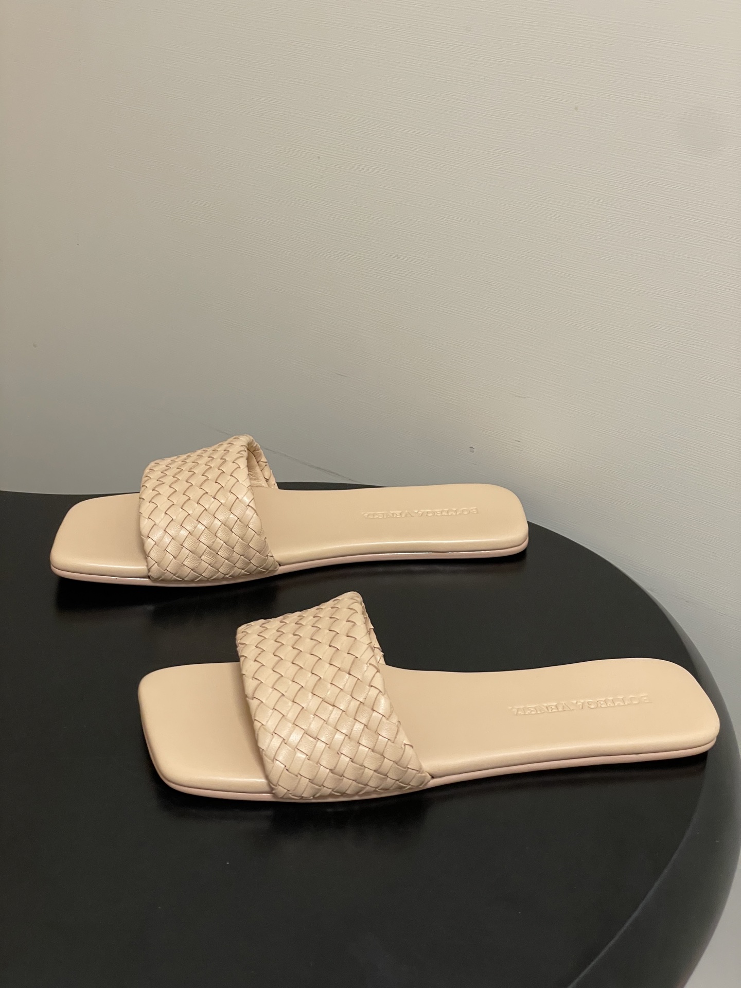 顶级品质BOTTEGA VENETA 葆蝶家 2026夏季新款 BV Palazzo拖鞋经典编织鞋面一字