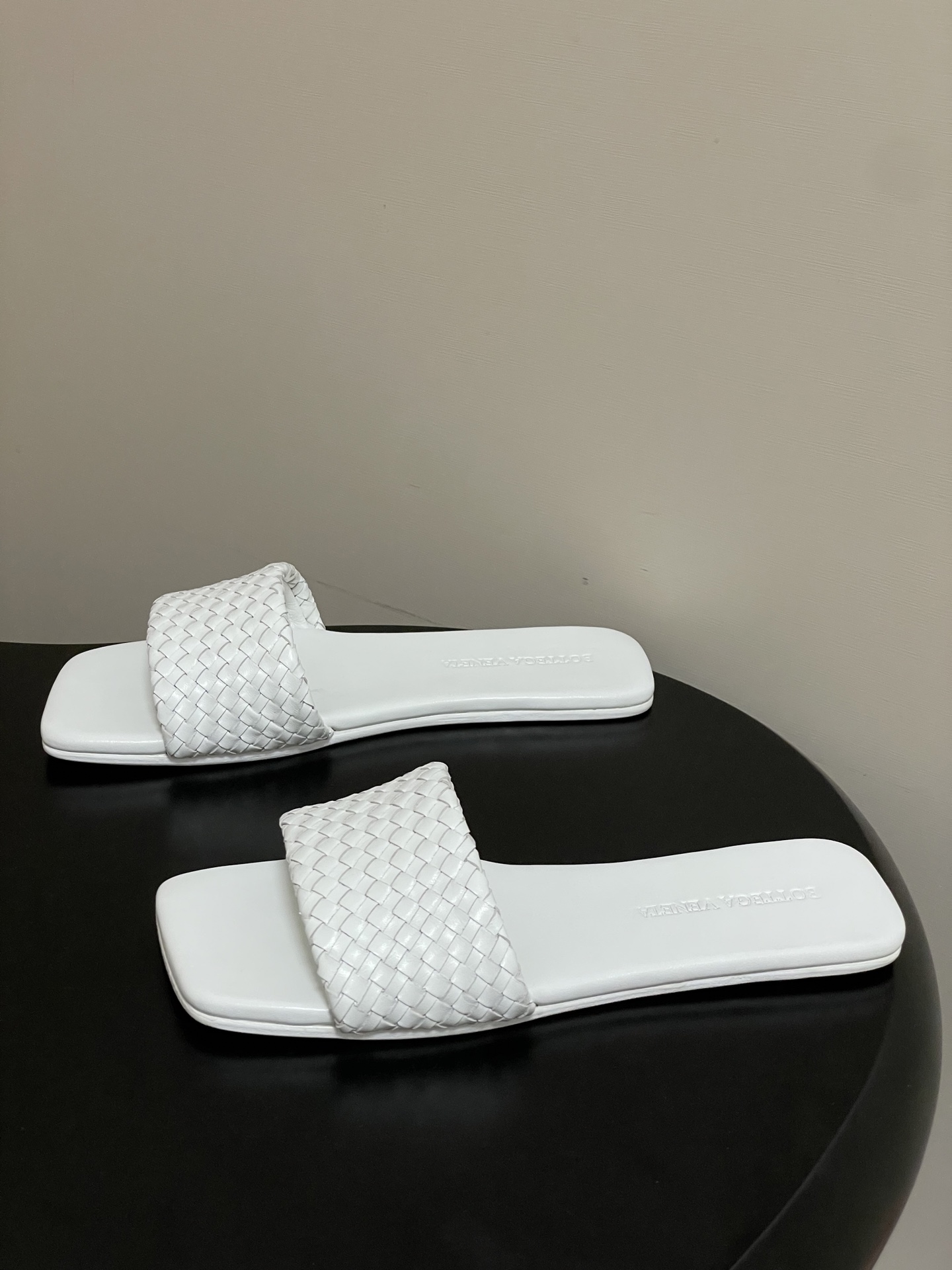 顶级品质BOTTEGA VENETA 葆蝶家 2026夏季新款 BV Palazzo拖鞋经典编织鞋面一字