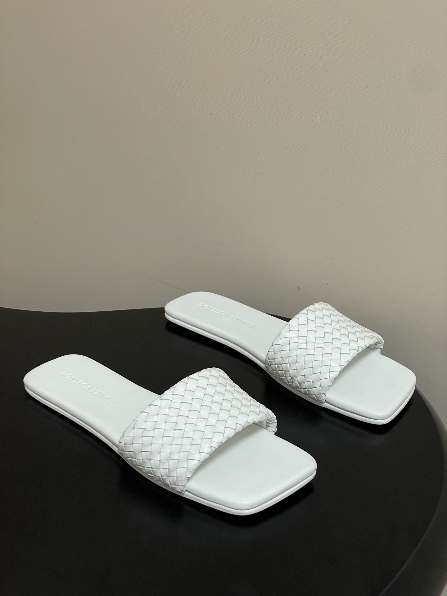顶级品质BOTTEGA VENETA 葆蝶家 2026夏季新款 BV Palazzo拖鞋经典编织鞋面一字