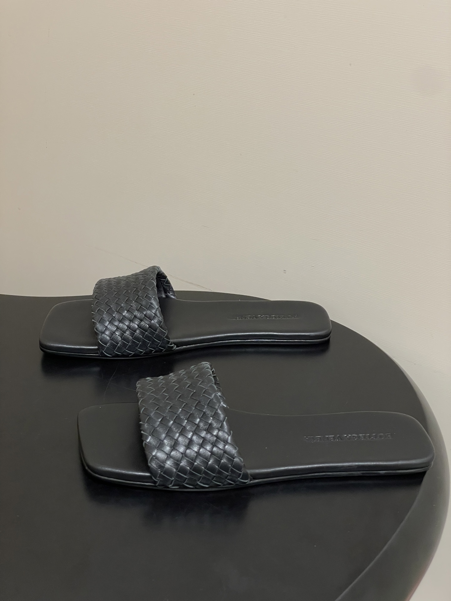 顶级品质BOTTEGA VENETA 葆蝶家 2026夏季新款 BV Palazzo拖鞋经典编织鞋面一字