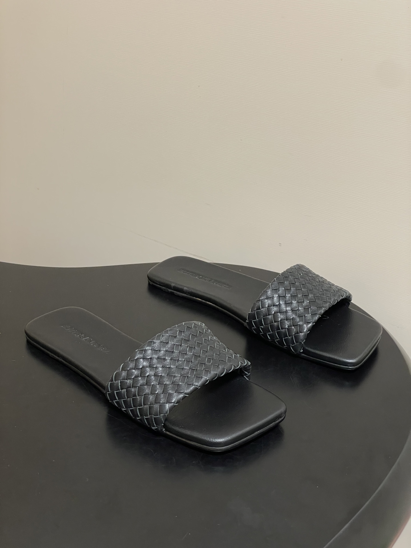 顶级品质BOTTEGA VENETA 葆蝶家 2026夏季新款 BV Palazzo拖鞋经典编织鞋面一字