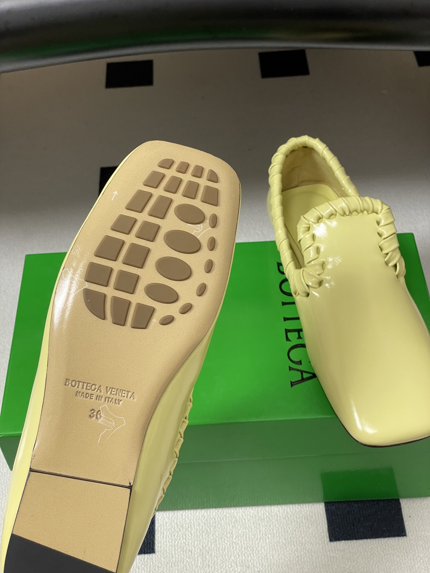 顶级品质BOTTEGA VENETA 葆蝶家 2026夏季新款 BV Sabato 平底乐福鞋复古老钱风