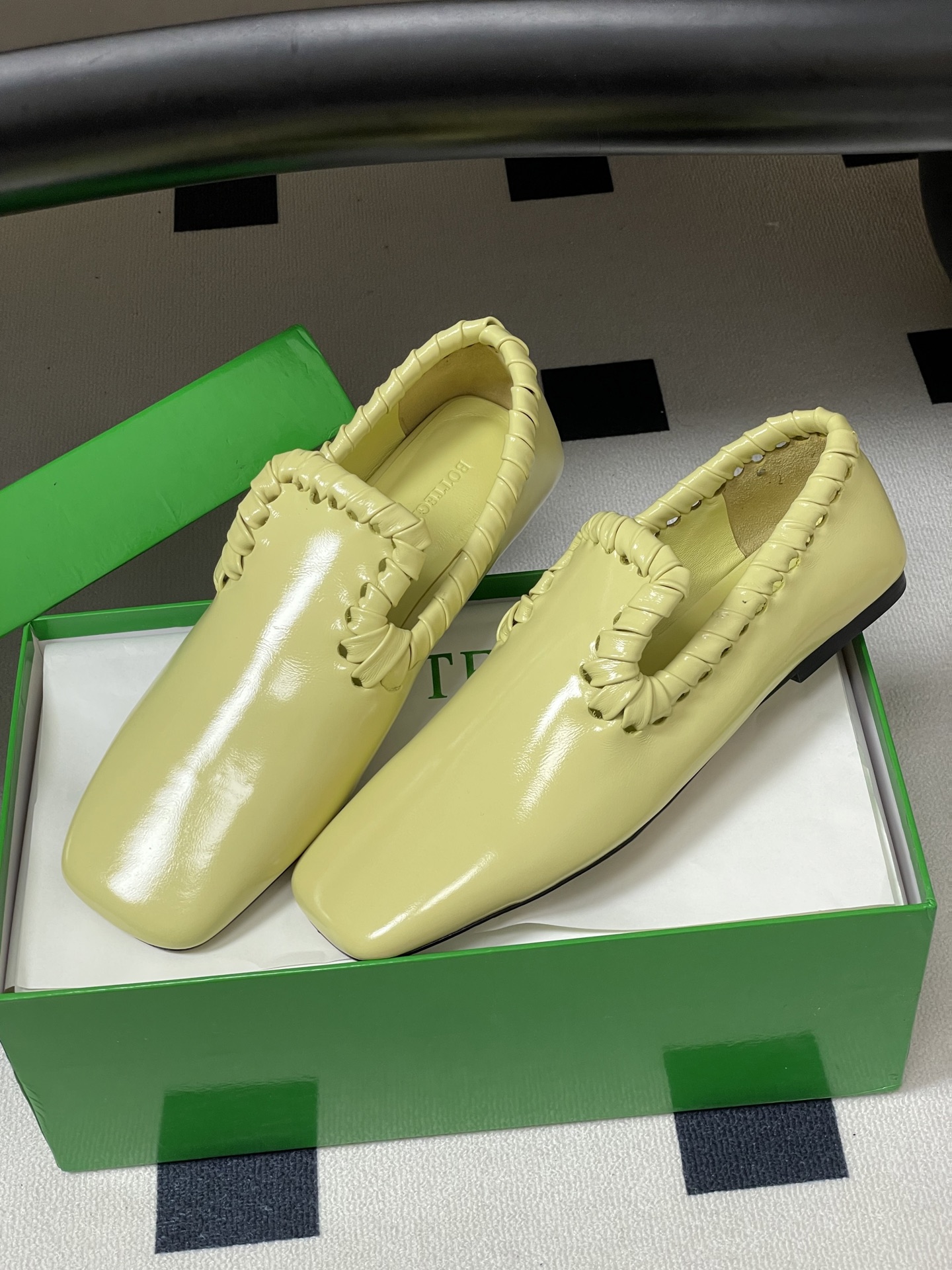 顶级品质BOTTEGA VENETA 葆蝶家 2026夏季新款 BV Sabato 平底乐福鞋复古老钱风