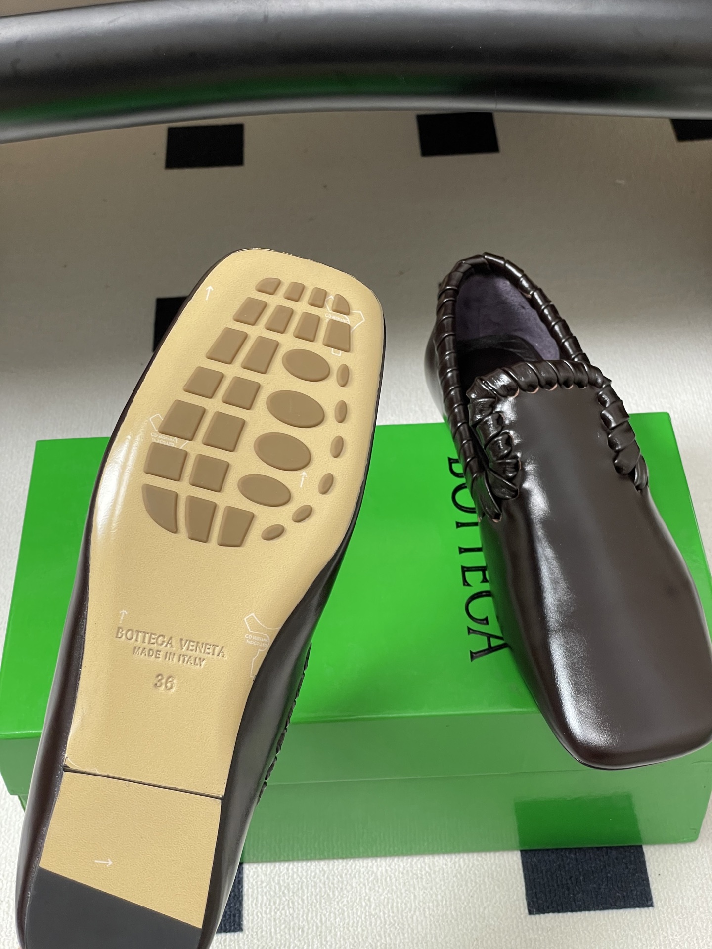 顶级品质BOTTEGA VENETA 葆蝶家 2026夏季新款 BV Sabato 平底乐福鞋复古老钱风