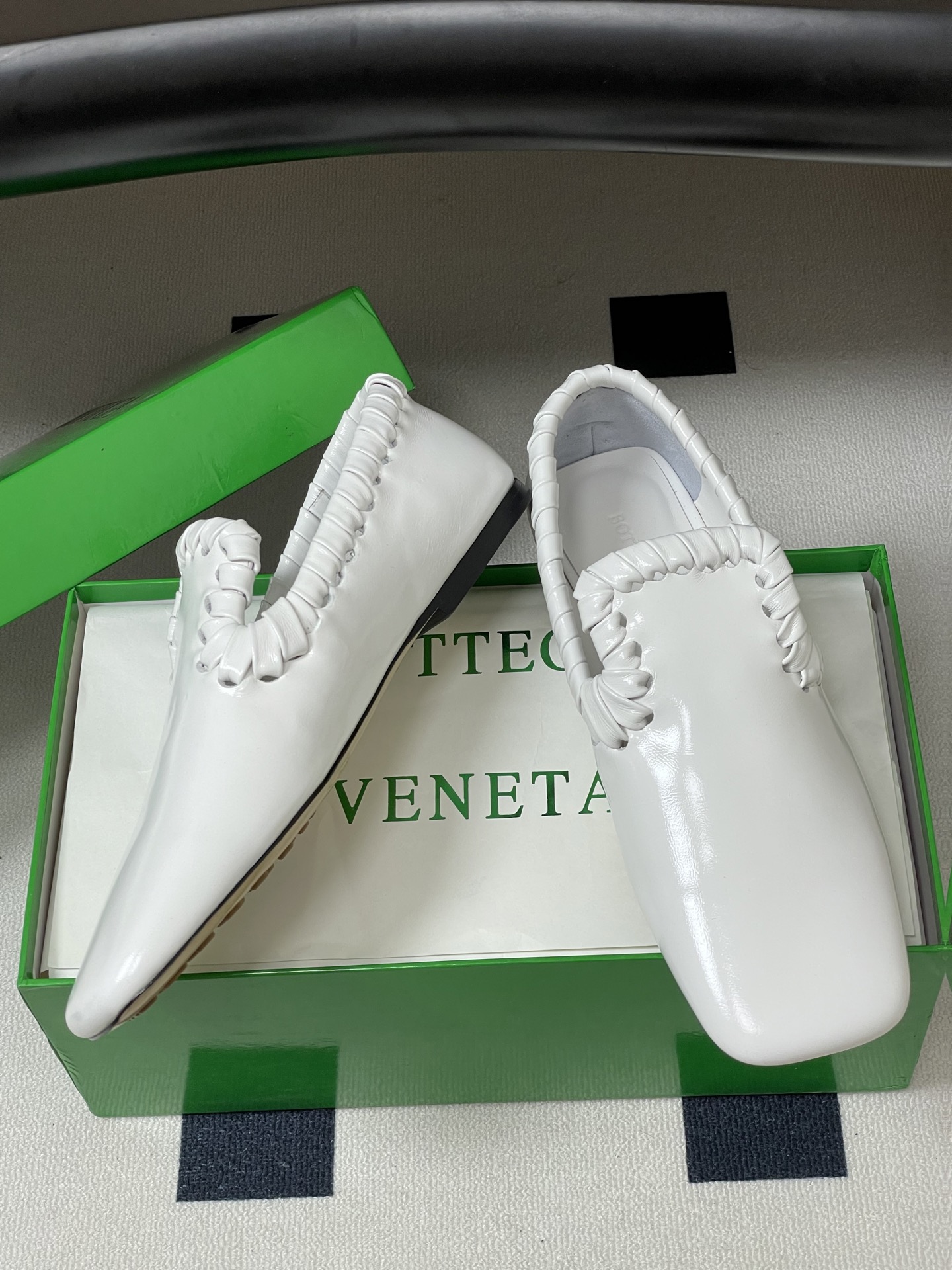 顶级品质BOTTEGA VENETA 葆蝶家 2026夏季新款 BV Sabato 平底乐福鞋复古老钱风