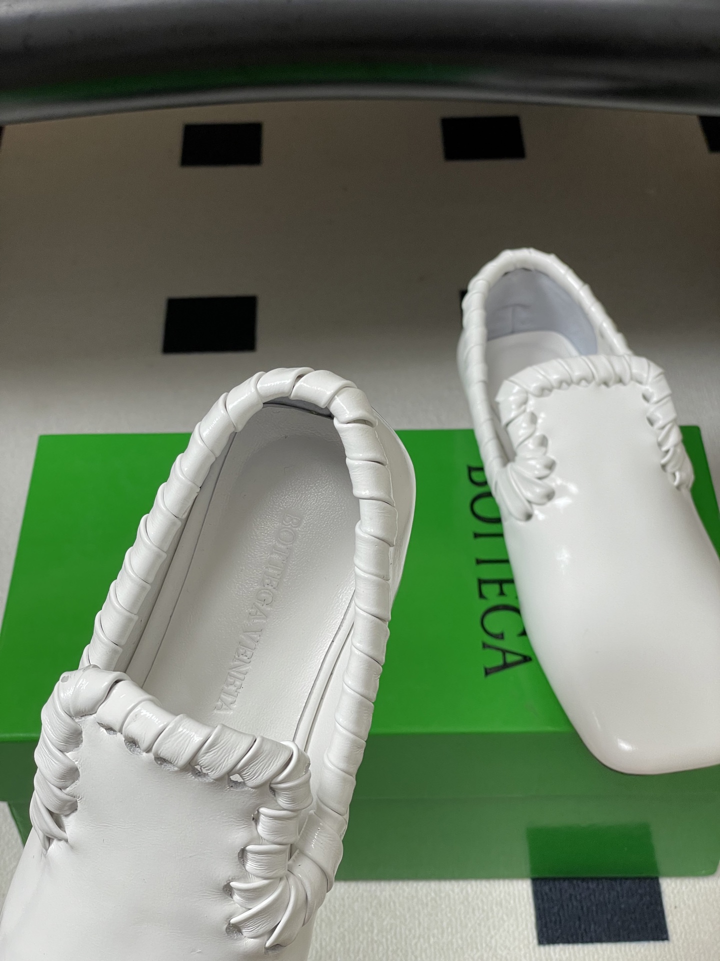 顶级品质BOTTEGA VENETA 葆蝶家 2026夏季新款 BV Sabato 平底乐福鞋复古老钱风