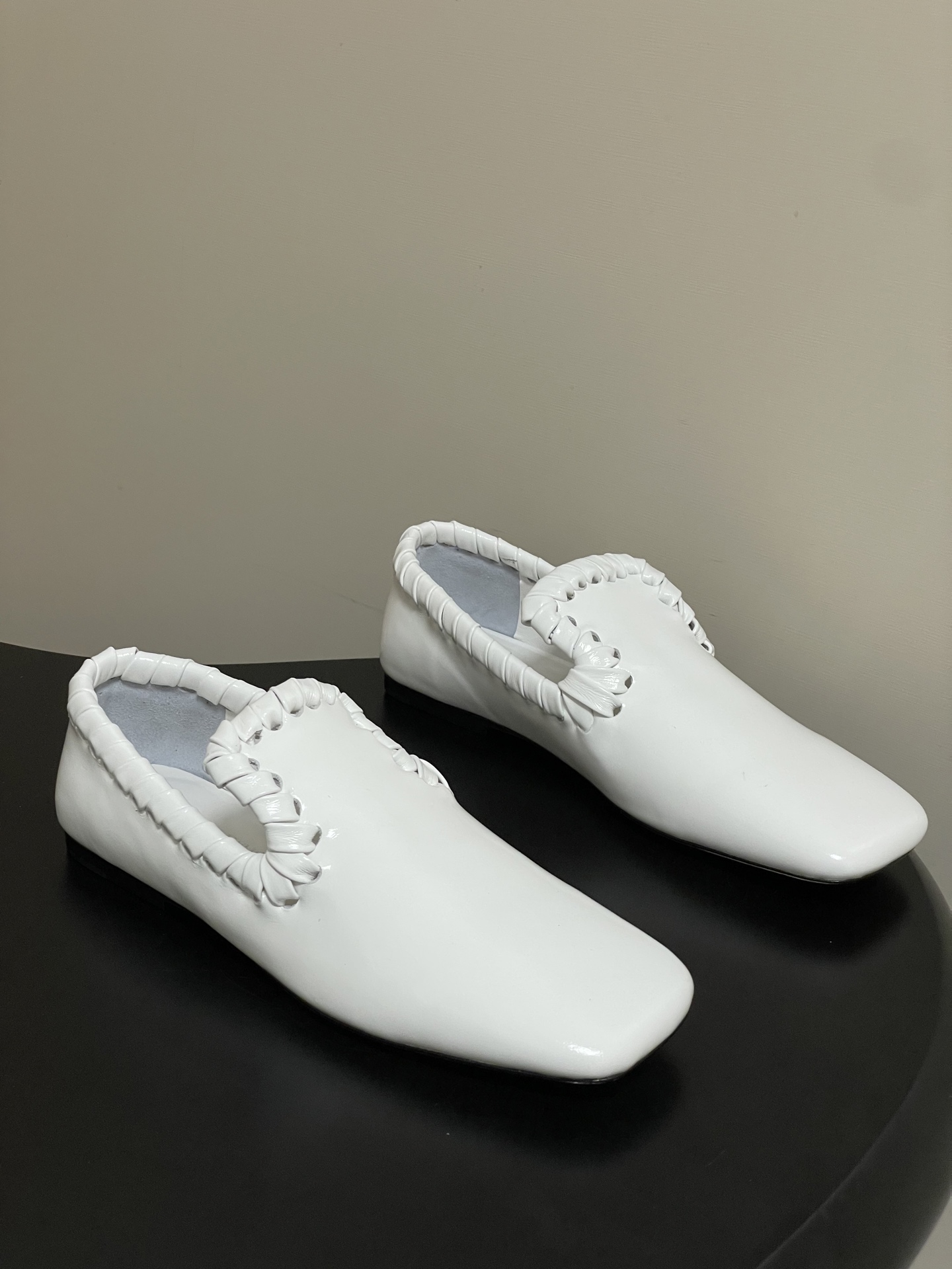 顶级品质BOTTEGA VENETA 葆蝶家 2026夏季新款 BV Sabato 平底乐福鞋复古老钱风