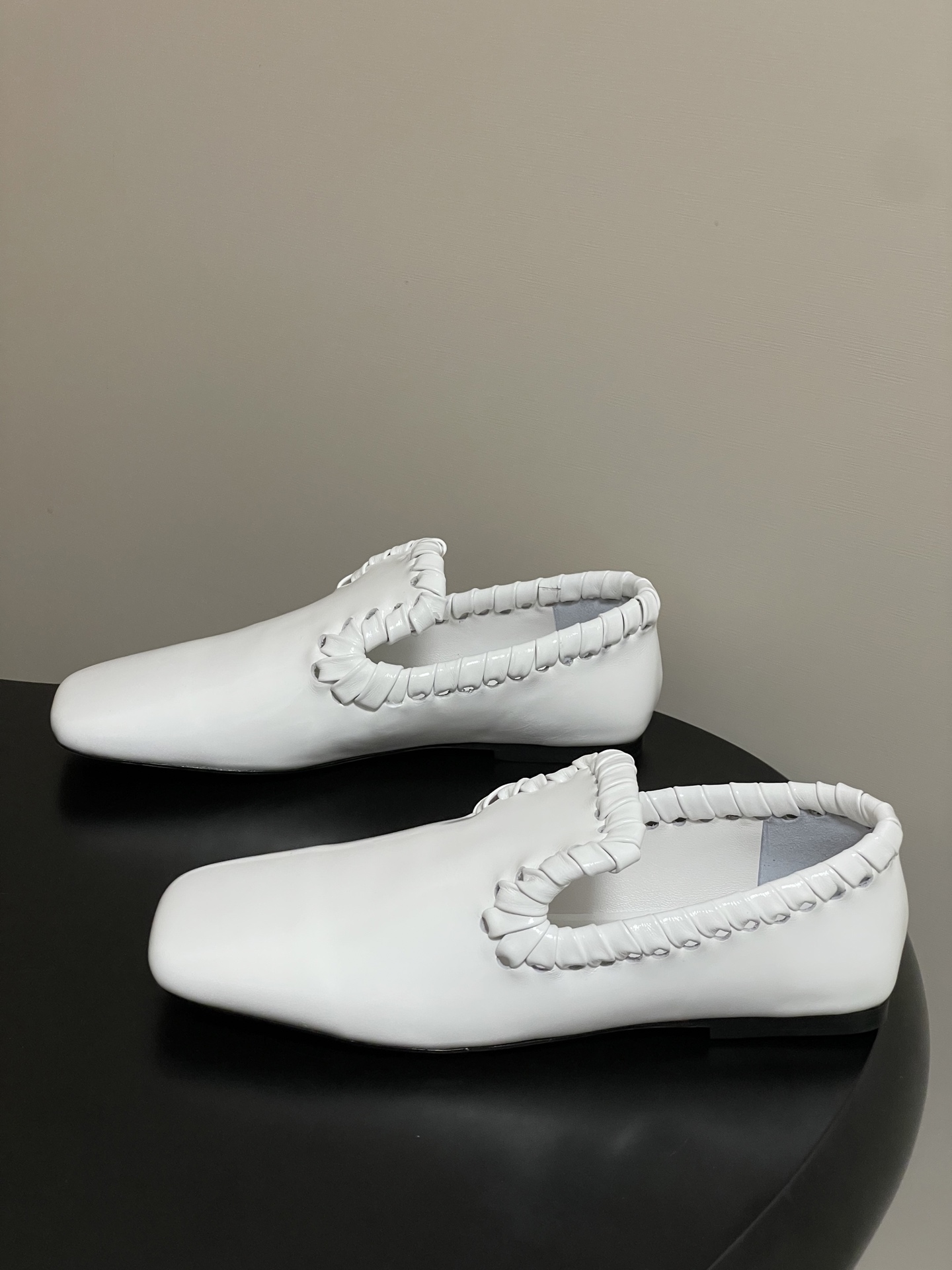 顶级品质BOTTEGA VENETA 葆蝶家 2026夏季新款 BV Sabato 平底乐福鞋复古老钱风