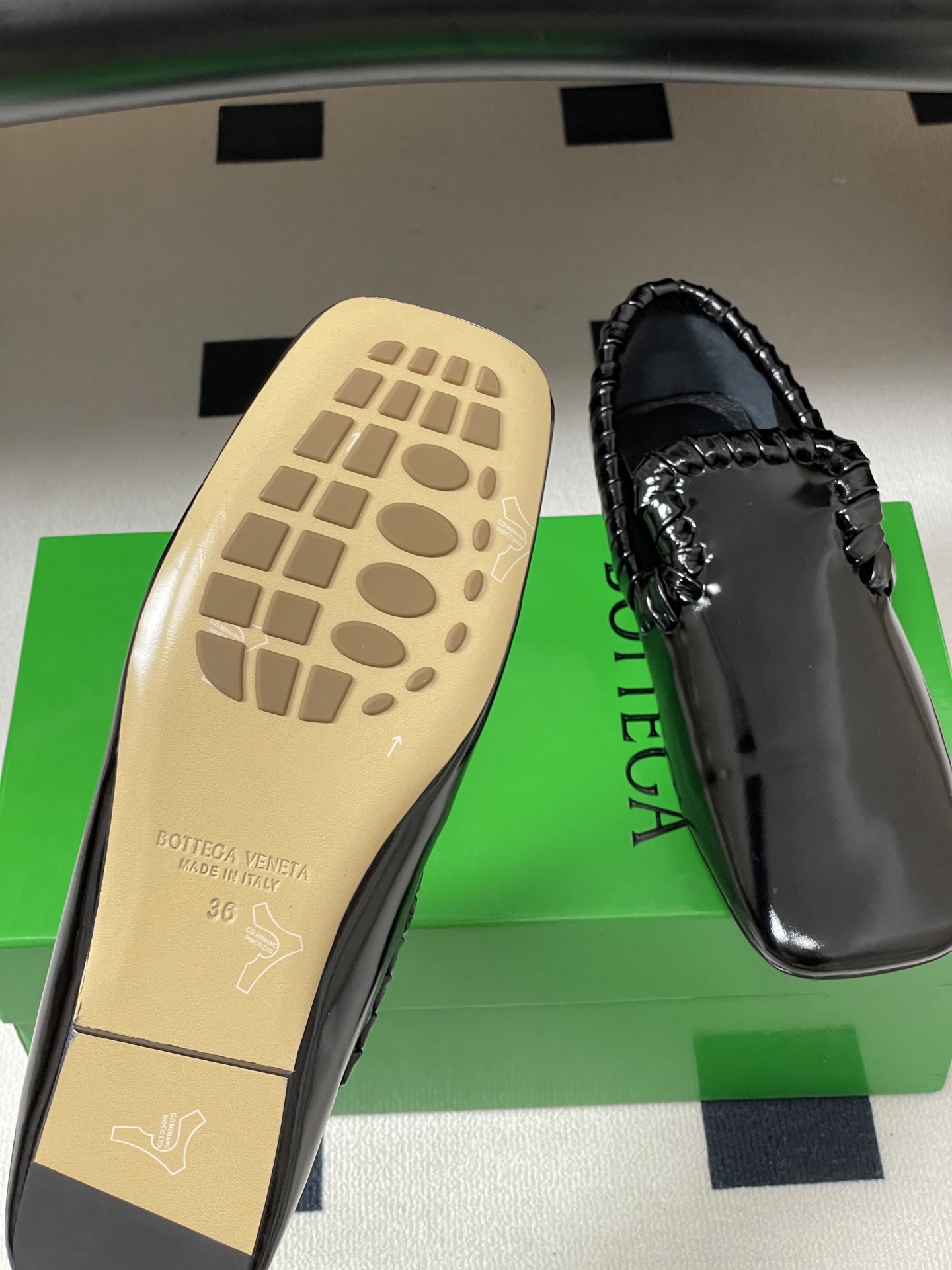 顶级品质BOTTEGA VENETA 葆蝶家 2026夏季新款 BV Sabato 平底乐福鞋复古老钱风
