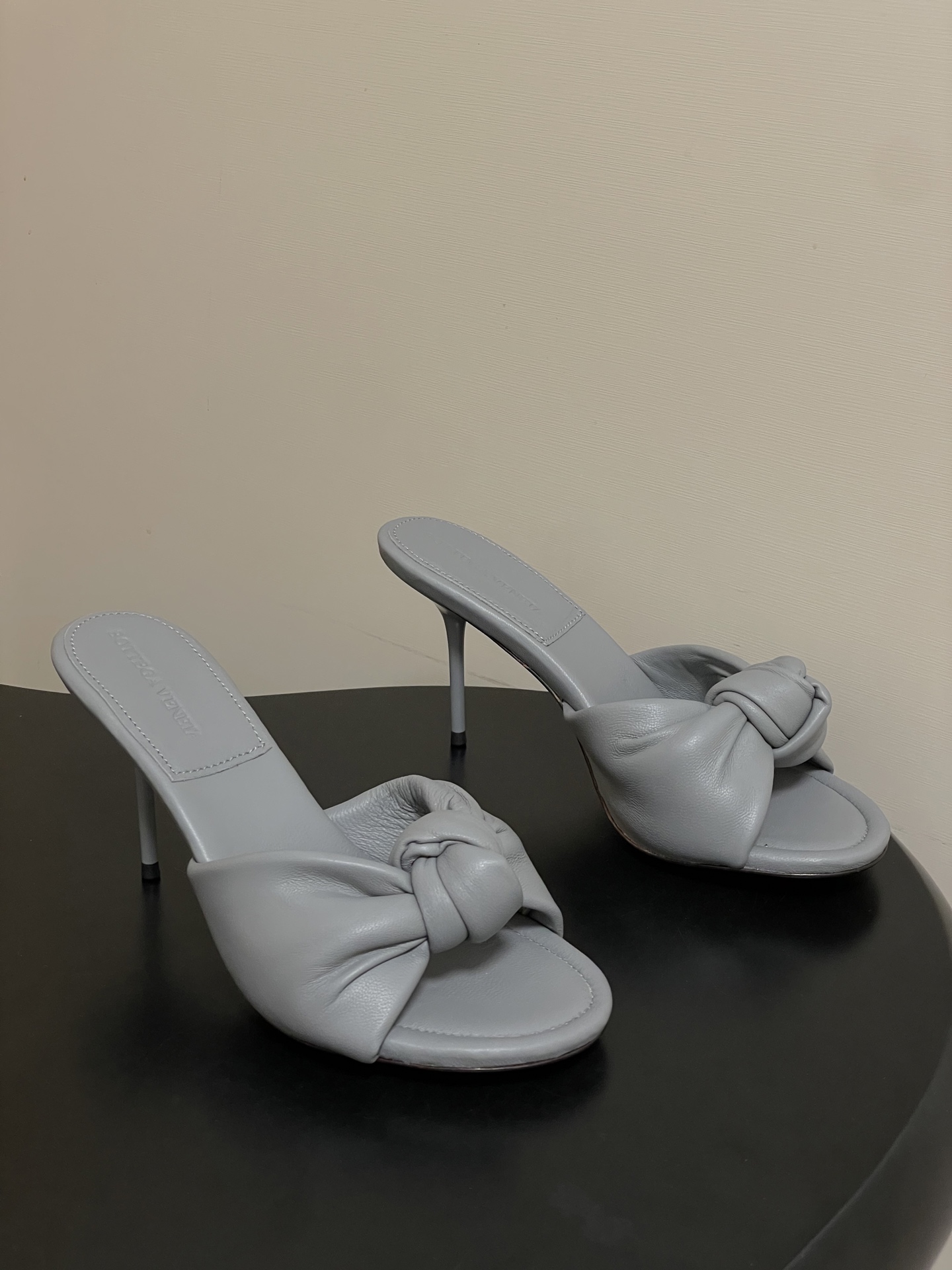 顶级品质BOTTEGA VENETA 葆蝶家 2026夏季新款 BV Cherry打结穆勒拖鞋系列细高跟