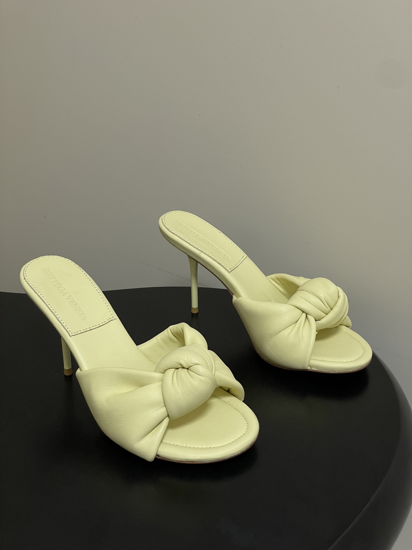 顶级品质BOTTEGA VENETA 葆蝶家 2026夏季新款 BV Cherry打结穆勒拖鞋系列细高跟