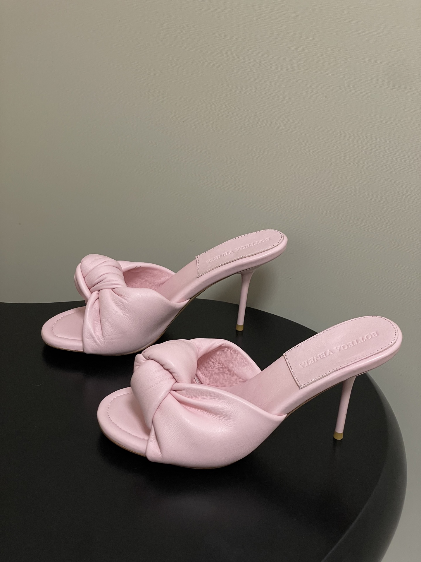 顶级品质BOTTEGA VENETA 葆蝶家 2026夏季新款 BV Cherry打结穆勒拖鞋系列细高跟