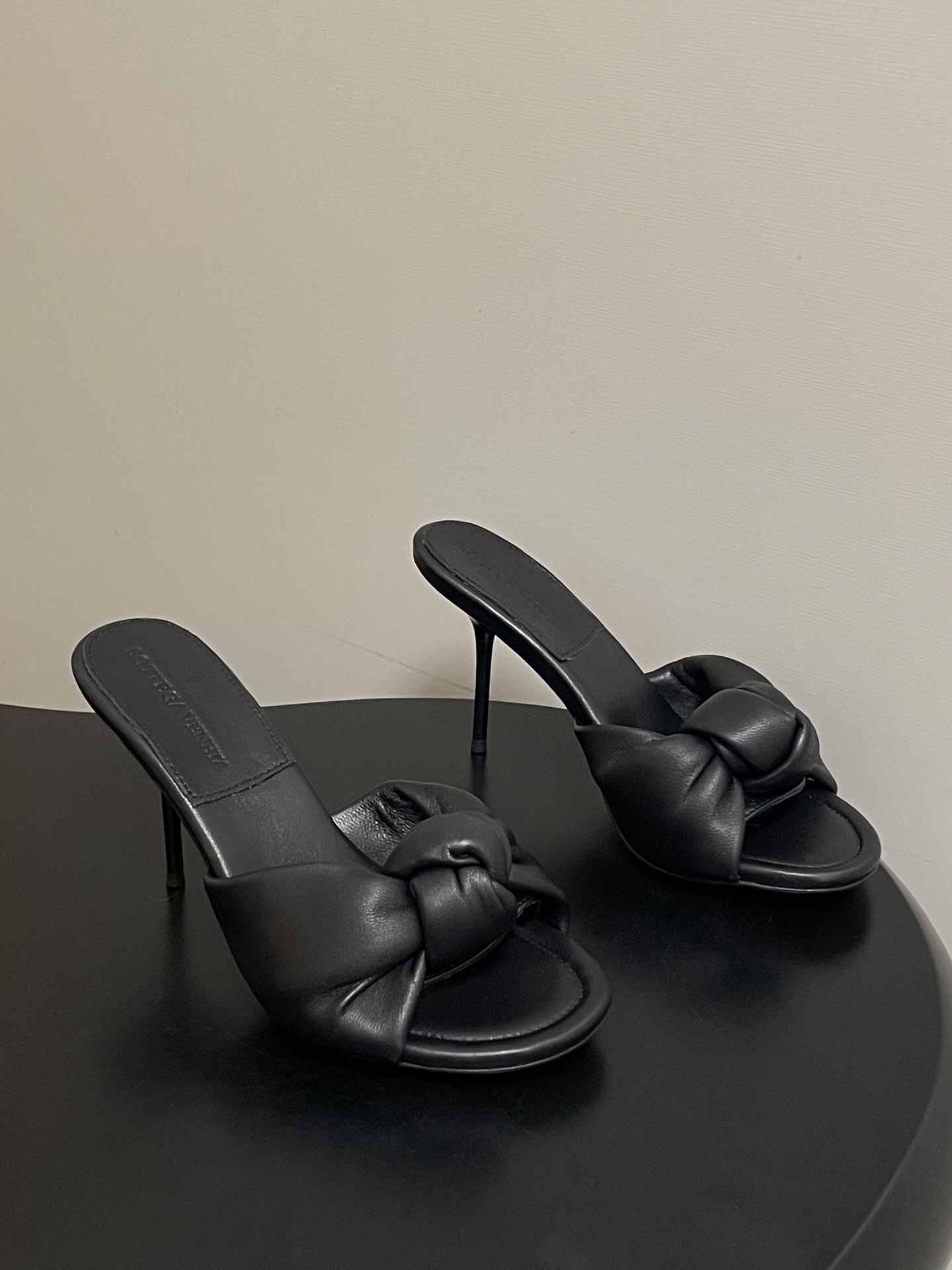 顶级品质BOTTEGA VENETA 葆蝶家 2026夏季新款 BV Cherry打结穆勒拖鞋系列细高跟