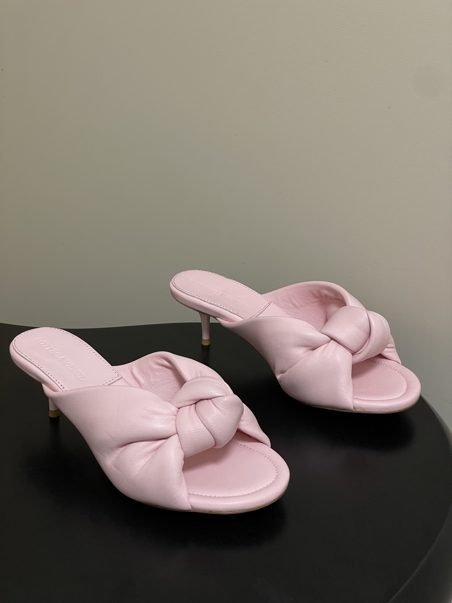 顶级品质BOTTEGA VENETA 葆蝶家 2026夏季新款 BV Cherry打结穆勒拖鞋系列细高跟