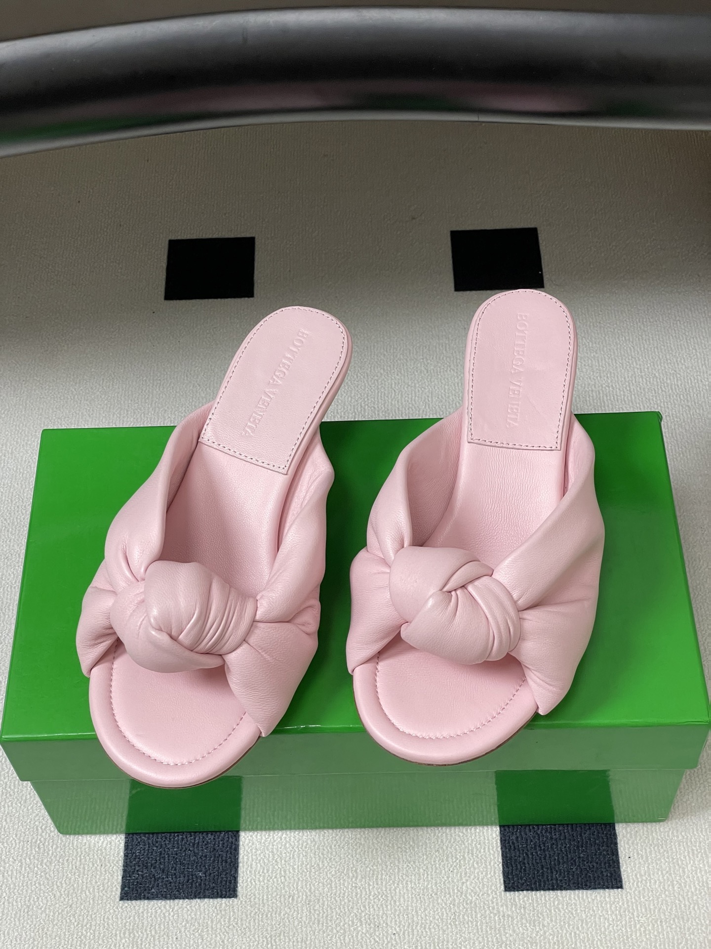 顶级品质BOTTEGA VENETA 葆蝶家 2026夏季新款 BV Cherry打结穆勒拖鞋系列细高跟