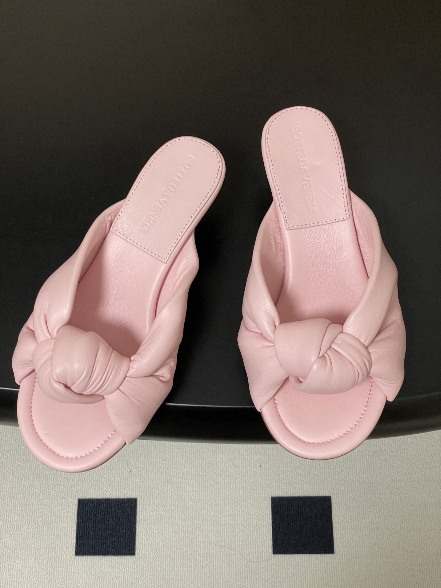 顶级品质BOTTEGA VENETA 葆蝶家 2026夏季新款 BV Cherry打结穆勒拖鞋系列细高跟
