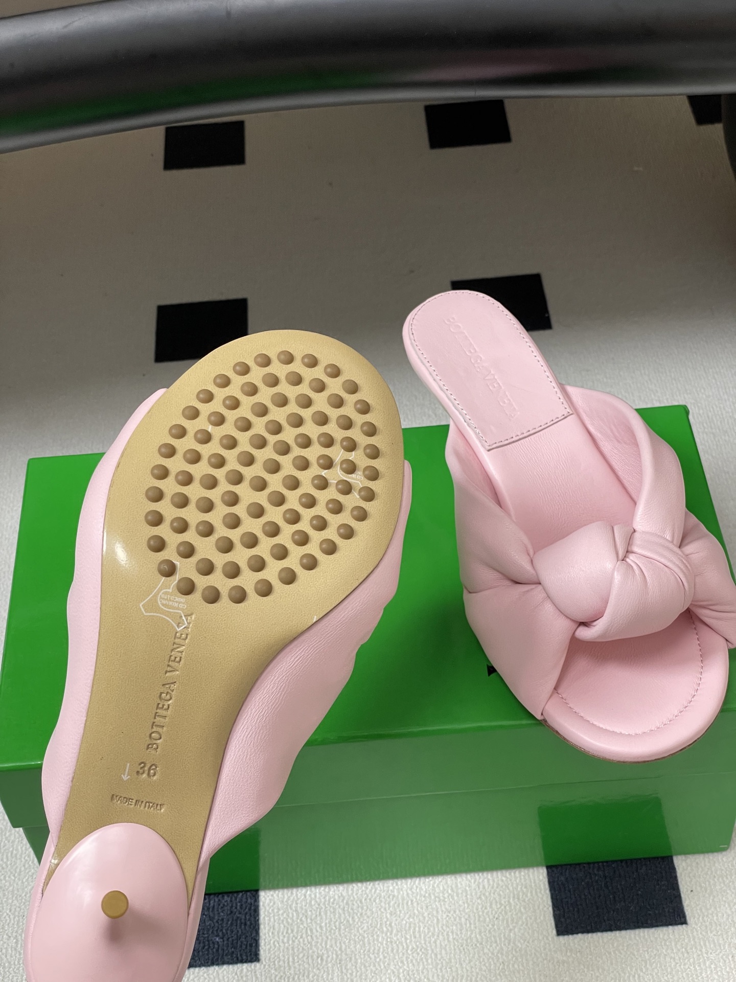 顶级品质BOTTEGA VENETA 葆蝶家 2026夏季新款 BV Cherry打结穆勒拖鞋系列细高跟
