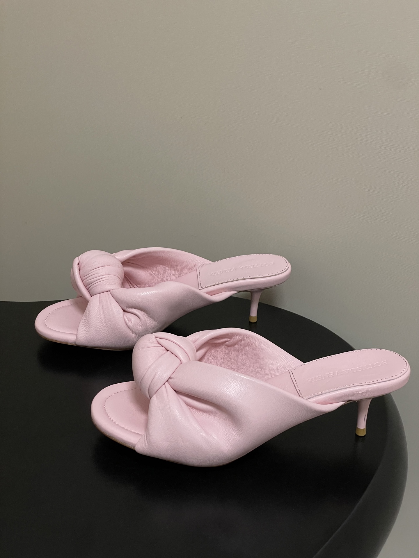 顶级品质BOTTEGA VENETA 葆蝶家 2026夏季新款 BV Cherry打结穆勒拖鞋系列细高跟