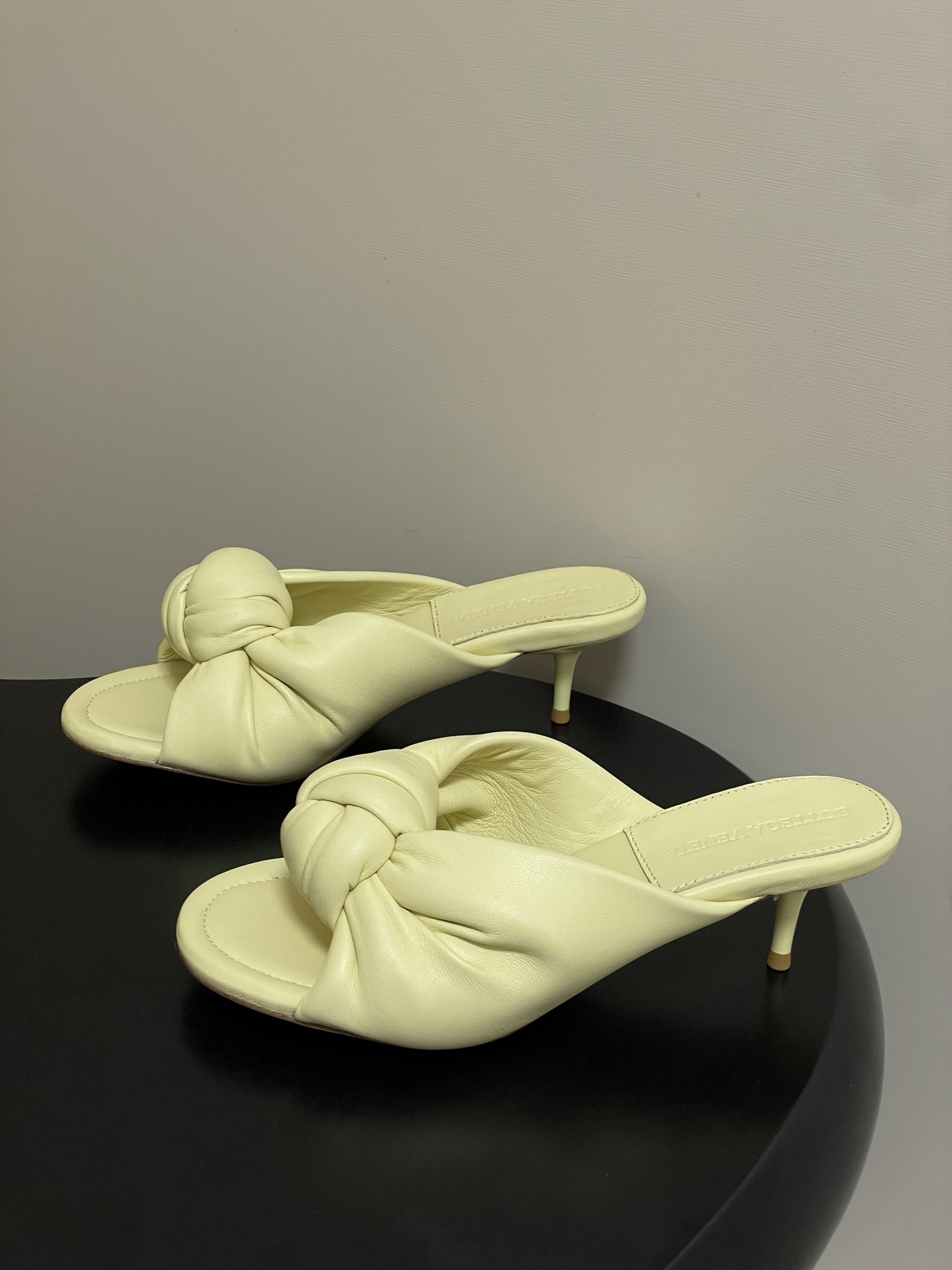 顶级品质BOTTEGA VENETA 葆蝶家 2026夏季新款 BV Cherry打结穆勒拖鞋系列细高跟