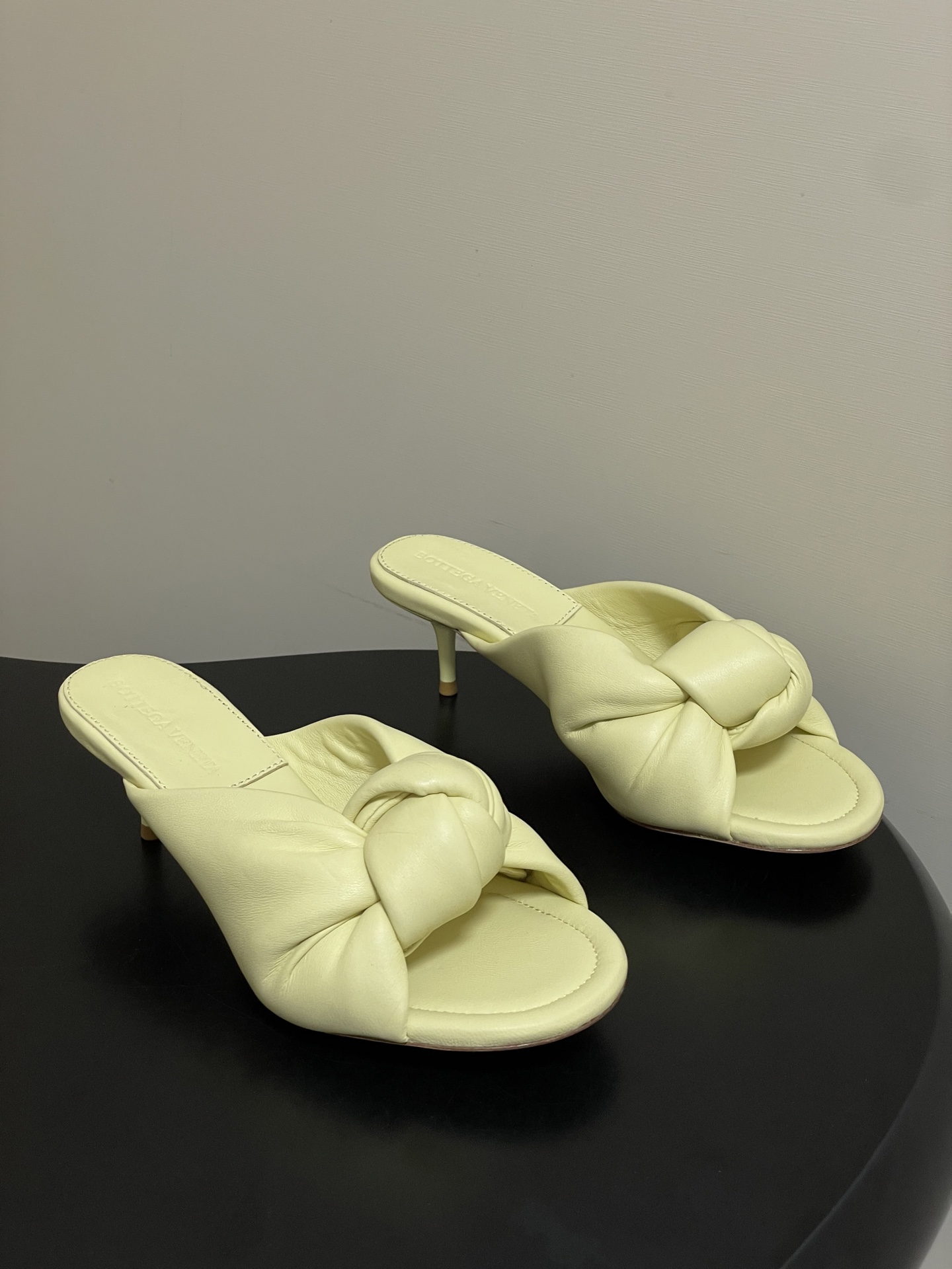 顶级品质BOTTEGA VENETA 葆蝶家 2026夏季新款 BV Cherry打结穆勒拖鞋系列细高跟