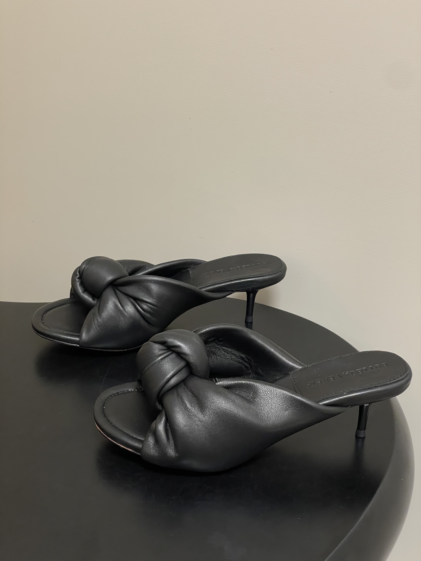 顶级品质BOTTEGA VENETA 葆蝶家 2026夏季新款 BV Cherry打结穆勒拖鞋系列细高跟