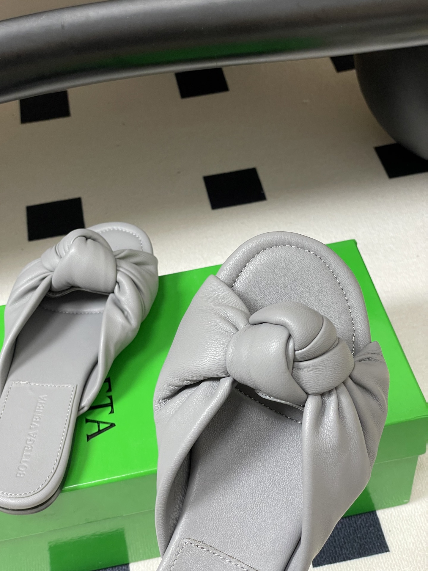 顶级品质BOTTEGA VENETA 葆蝶家 2026夏季新款 BV Cherry打结穆勒拖鞋系列细高跟