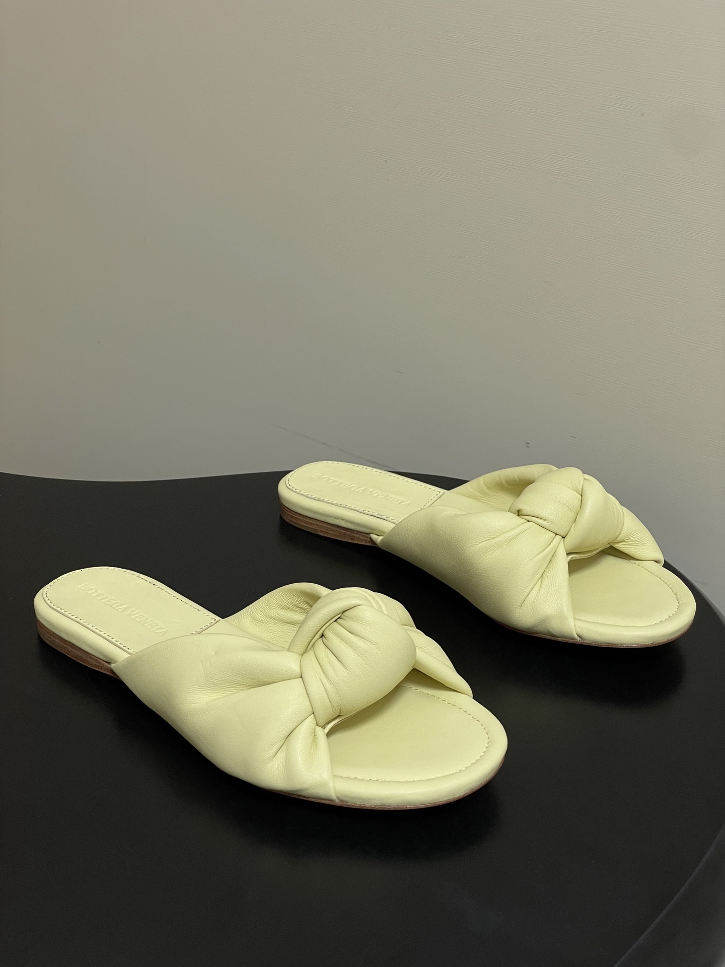 顶级品质BOTTEGA VENETA 葆蝶家 2026夏季新款 BV Cherry打结穆勒拖鞋系列细高跟