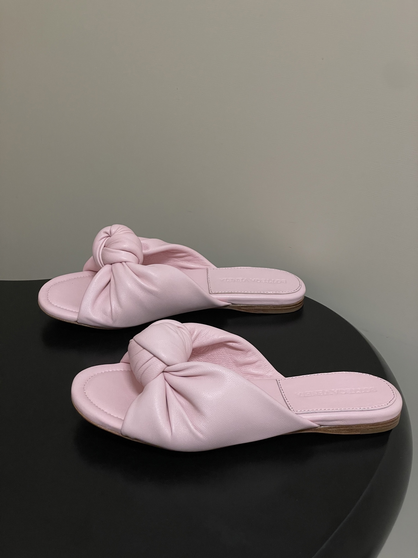 顶级品质BOTTEGA VENETA 葆蝶家 2026夏季新款 BV Cherry打结穆勒拖鞋系列细高跟